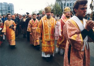 Крестный ход к месту строительства будущего Кафедрального собора. 1995г.